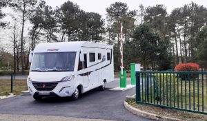 Aire Camping-car Park de Montfort-le-Gesnois, les Sittelles