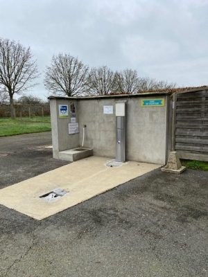 Aire de stationnement et de services camping-cars