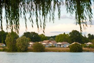 AU BORD DU LAC CHALET VILLAGE