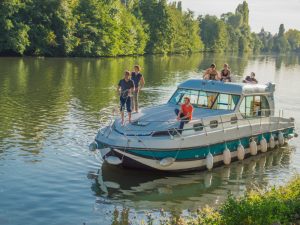 CROISIERES SUR LA SARTHE EN BATEAUX HABITABLES