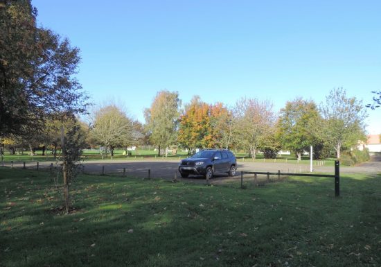 Aire de stationnement à Auvers-le-Hamon