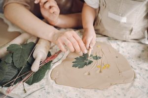 Atelier famille “Herbier en argile” avec le Musée de la faïence et de la céramique de Malicorne