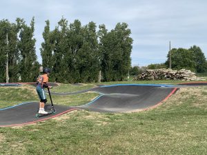 Pump track à la base de loisirs