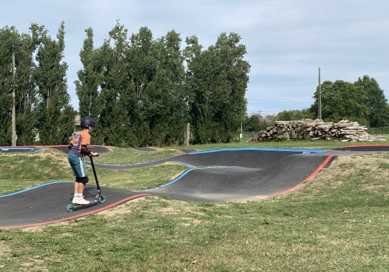 Pump track à la base de loisirs
