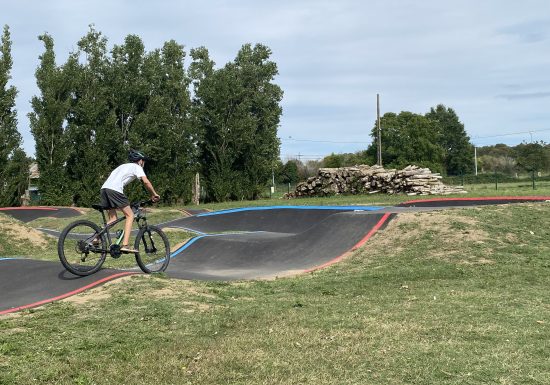 Pump track à la base de loisirs