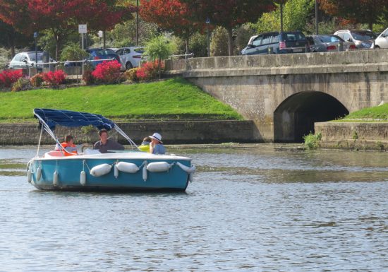 Partez en bateau électrique “eco-responsable” à la journée en famille