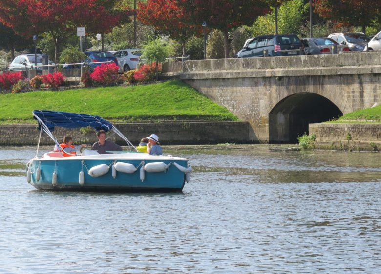 Partez en bateau électrique “eco-responsable” à la journée en famille