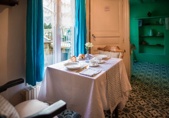 The Vintage Bed and Broc, Love nest