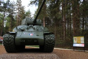 CHAR SHERMAN 2E DB DU GÉNÉRAL LECLERC ET MONUMENTS DE LA LIBÉRATION – MÉZIÈRES SUR PONTHOIN