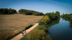 Voie verte en bord de rivière La Sarthe entre Le Mans et Arnage