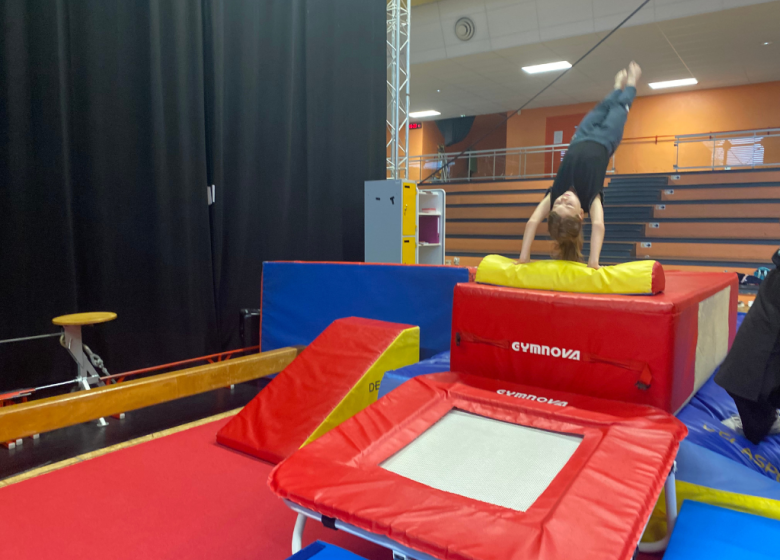 Stage initiation acrobatie et trampoline 5-7 ans | Vacances de noël