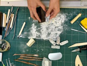 Atelier en famille sculpture : un pour tous et tous burin