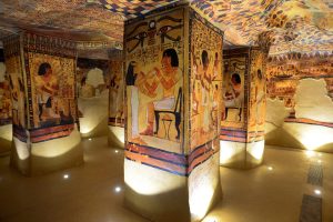 Séance de méditation dans la galerie égyptienne