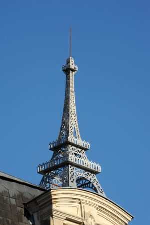 LA TOUR EIFFEL