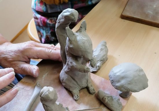 Atelier les mains dans la terre