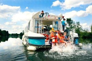 CROISIERES SUR LA SARTHE EN BATEAUX HABITABLES