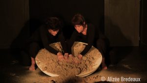 Grain de sable : théâtre de matière