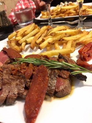 RESTAURANT LE BOEUF TIENT LE PAVE