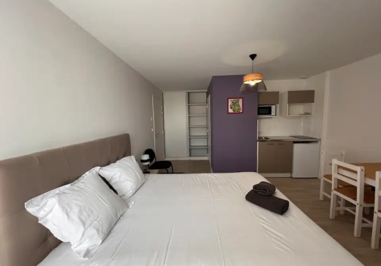 MEUBLÉ – LES ORCHIDÉES